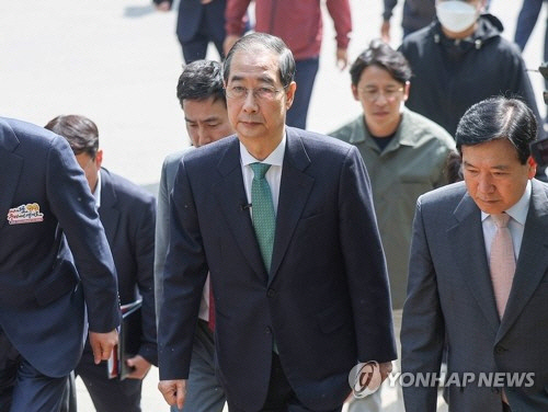 무소속 한덕수 대선 예비후보(가운데)가 8일 경북 구미시 박정희 전 대통령 생가를 방문하고 있다.   [연합뉴스]